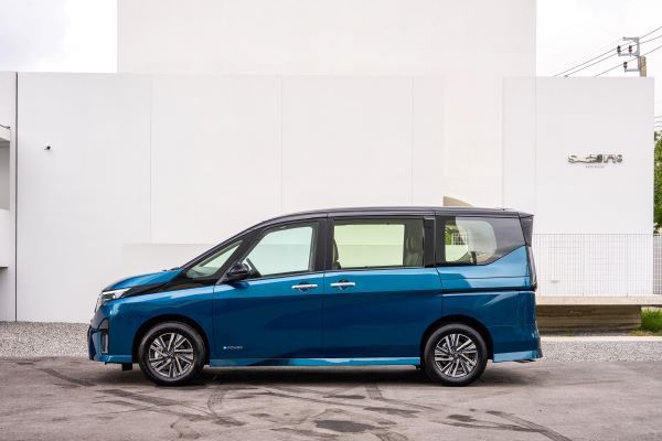NISSAN SERENA e-POWER 2025 ด้านข้าง