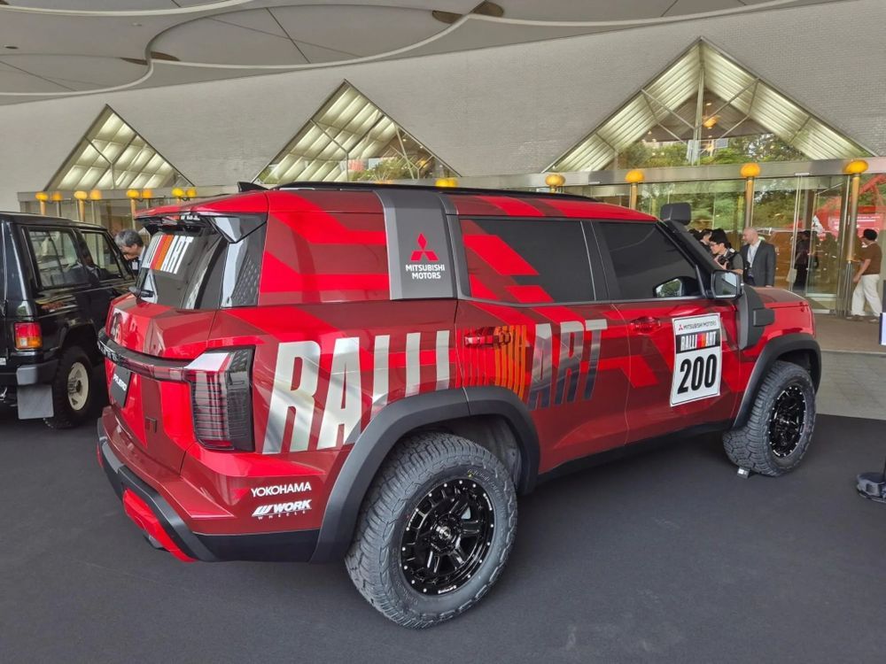 Mitsubishi Pajero Rally Concept ด้านข้าง