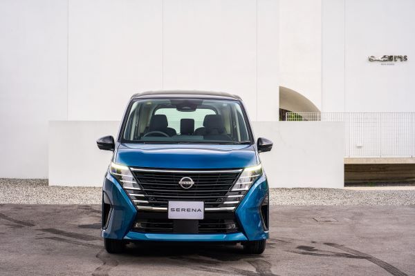 NISSAN SERENA e-POWER 2025 ด้านหน้า