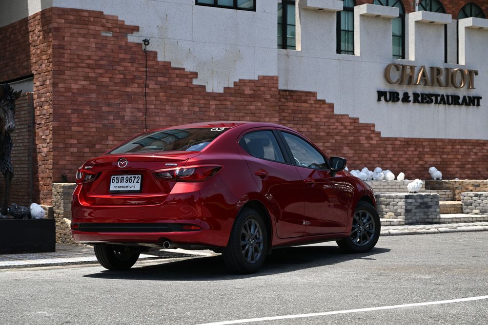 NEW MAZDA 2 ESSENTIAL ULTRA ด้านท้าย