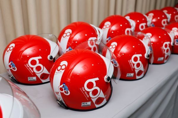 ไทยฮอนด้า มอบหมวกกันน็อก 16,500 ใบ ให้กทม. ส่งท้ายคาราวานฯ 60 ปี 1