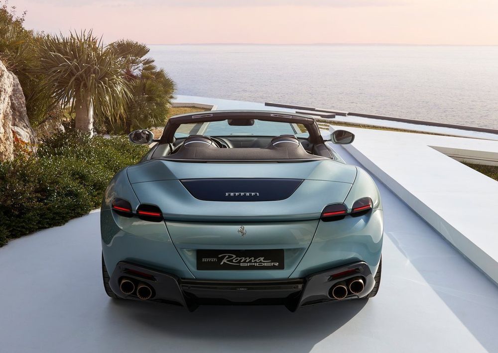Ferrari Roma Spider ด้านท้าย