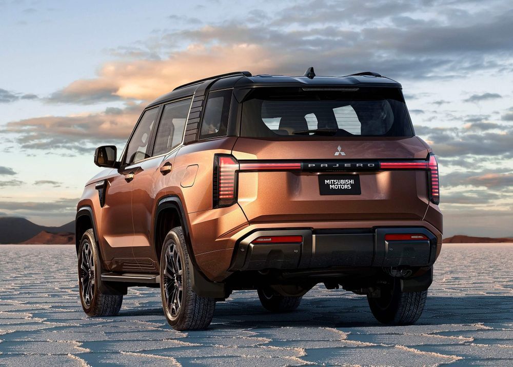 New Mitsubishi Pajero ด้านท้าย