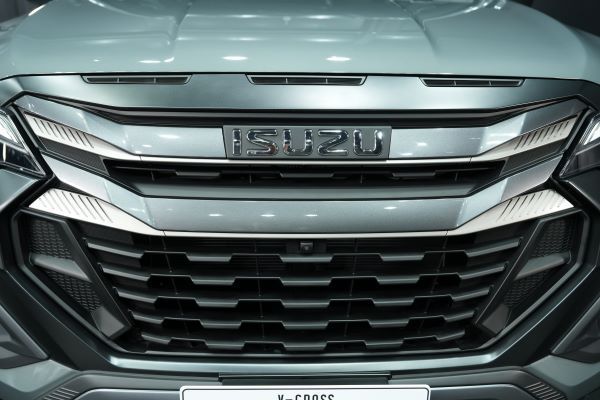 Isuzu D-Max V-Cross 2025-2026 กระจังหน้า