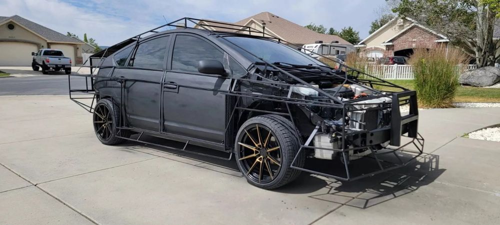 Toyota Prius แกล้งเป็น Tesla Cybertruck