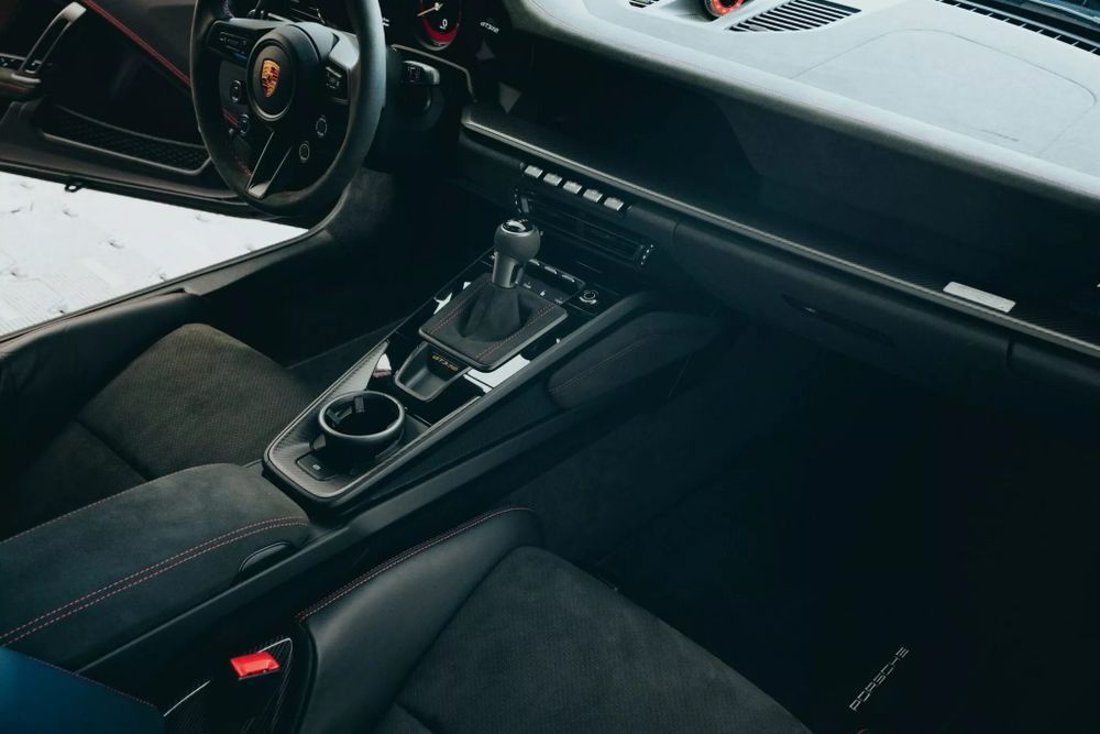 Dua Lipa X Porsche 911 GT3 RS คอนโซลกลาง