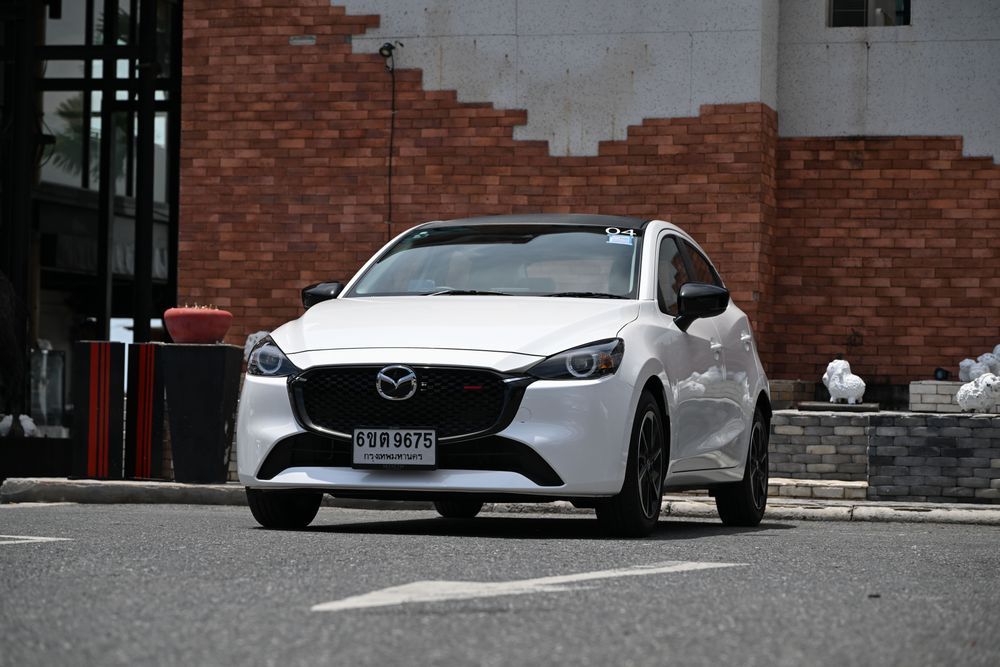 NEW MAZDA 2 ESSENTIAL SIGNATURE Sport ด้านหน้า
