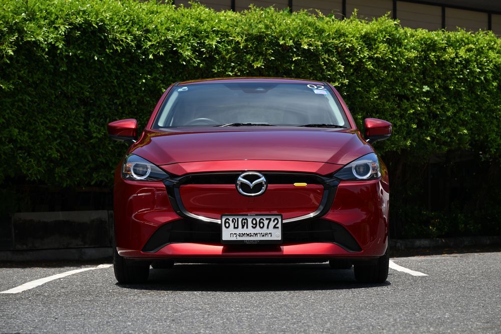 NEW MAZDA 2 ESSENTIAL ULTRA ด้านหน้า