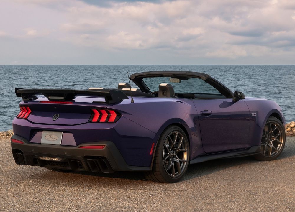 Ford Mustang Dark Horse SC Convertible ดีไซน์ด้านข้าง