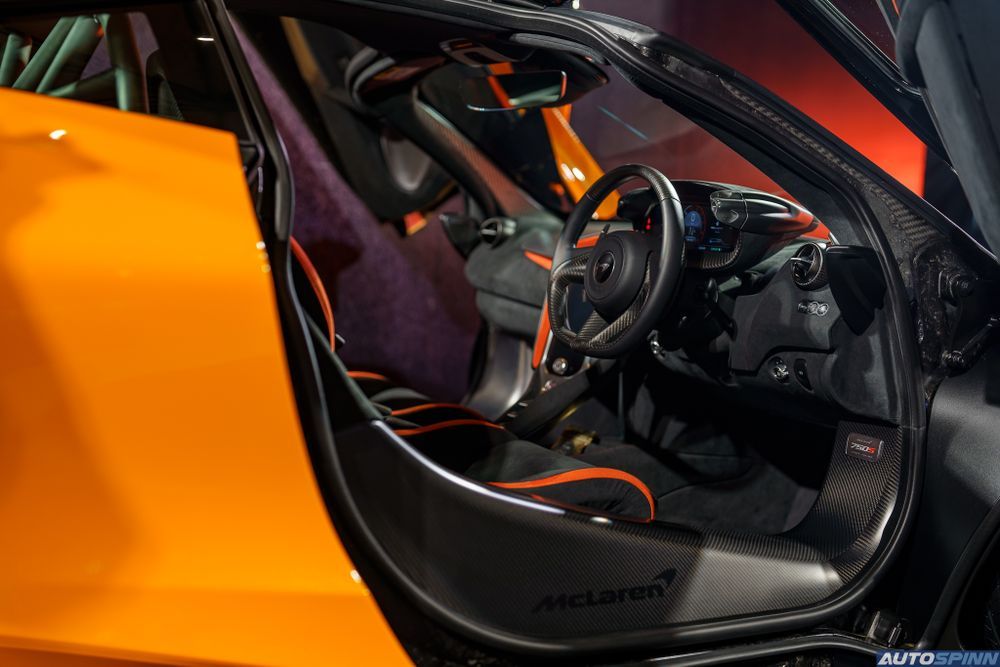 McLaren 750S พวงมาลัย