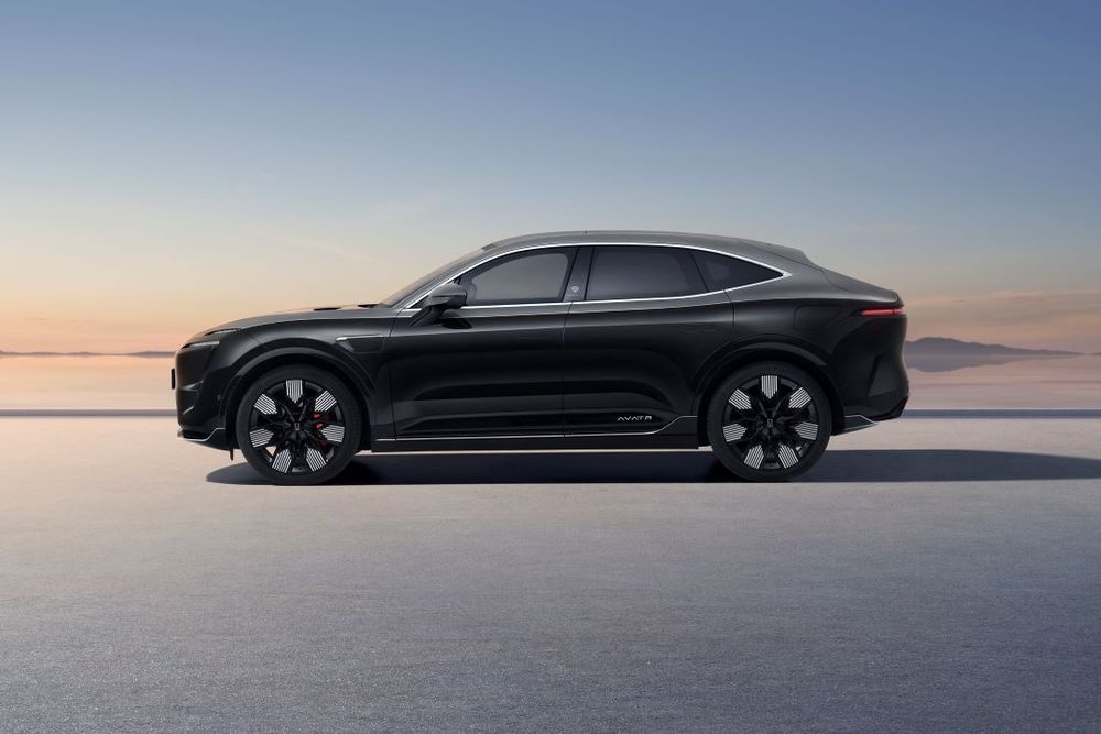 AVATR 11 Royal Edition 2025-2026 ด้านข้าง