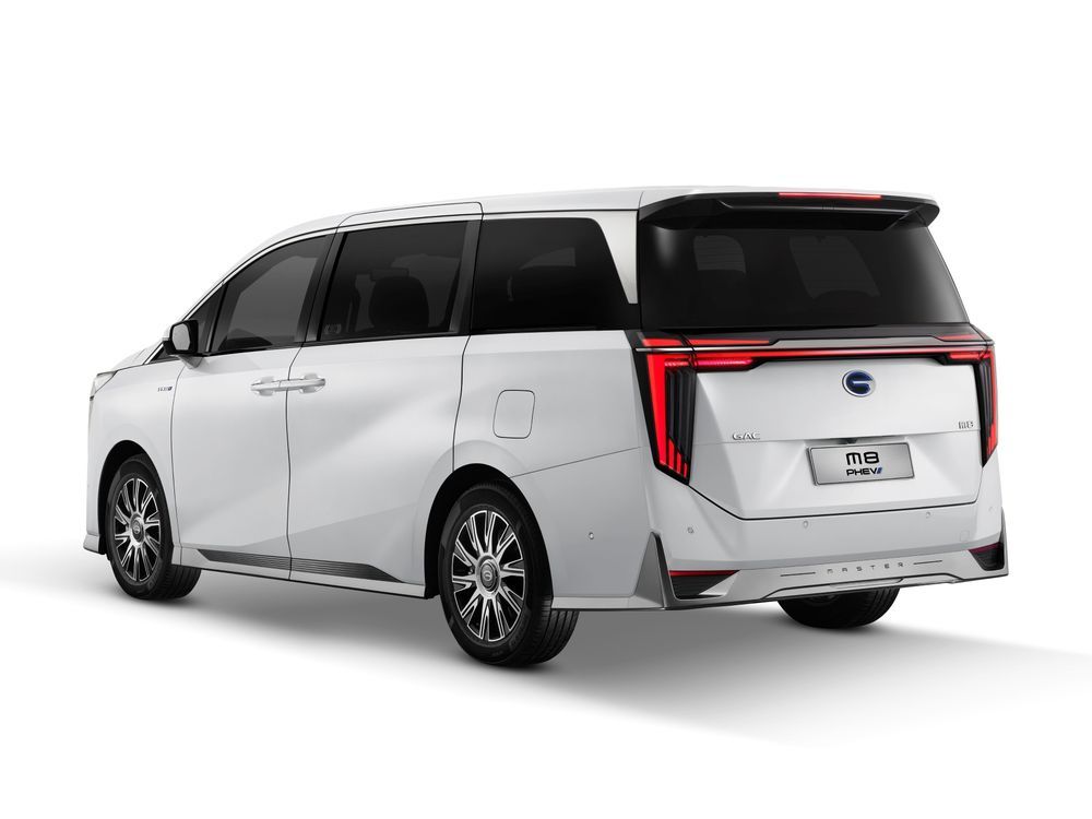 GAC M8 PHEV สีขาวด้านหลัง