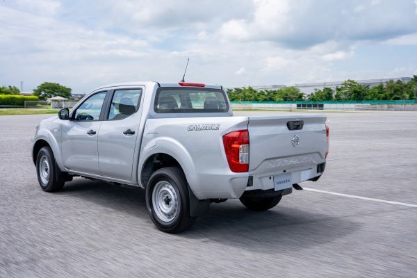 NAVARA DC SL 2025 ด้านท้าย