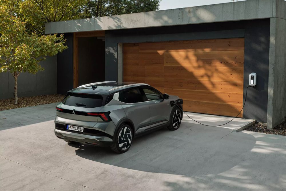 Mitsubishi Eclipse Cross EV ชาร์จไฟ