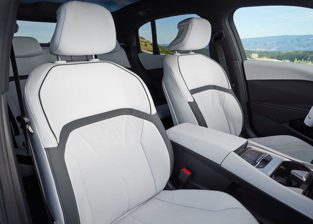 BMW i3 50 xDrive เบาะโดยสารตอนหน้า