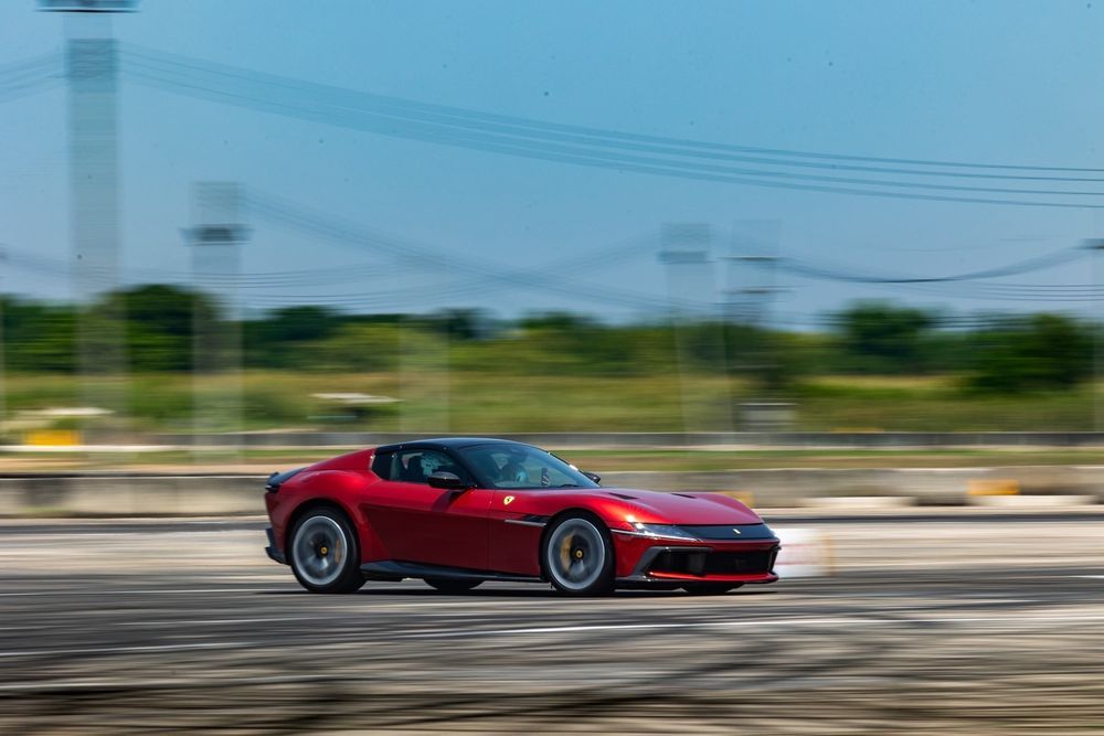 Ferrari 12Cilindri Spider ขับดีไหม?