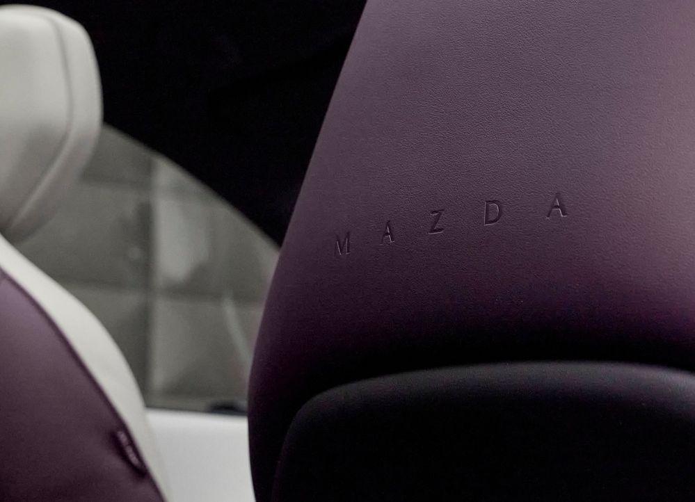 Mazda CX-6e พนักผิง