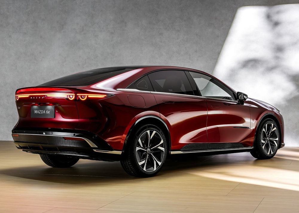 Mazda 6e ด้านหลัง