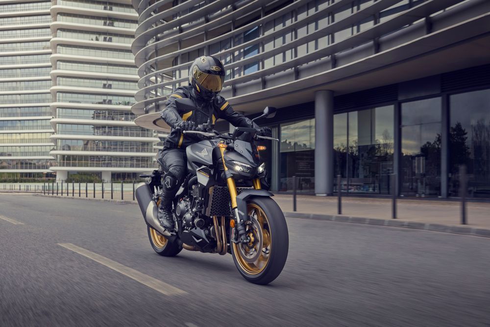 Honda CB1000 Hornet Riding