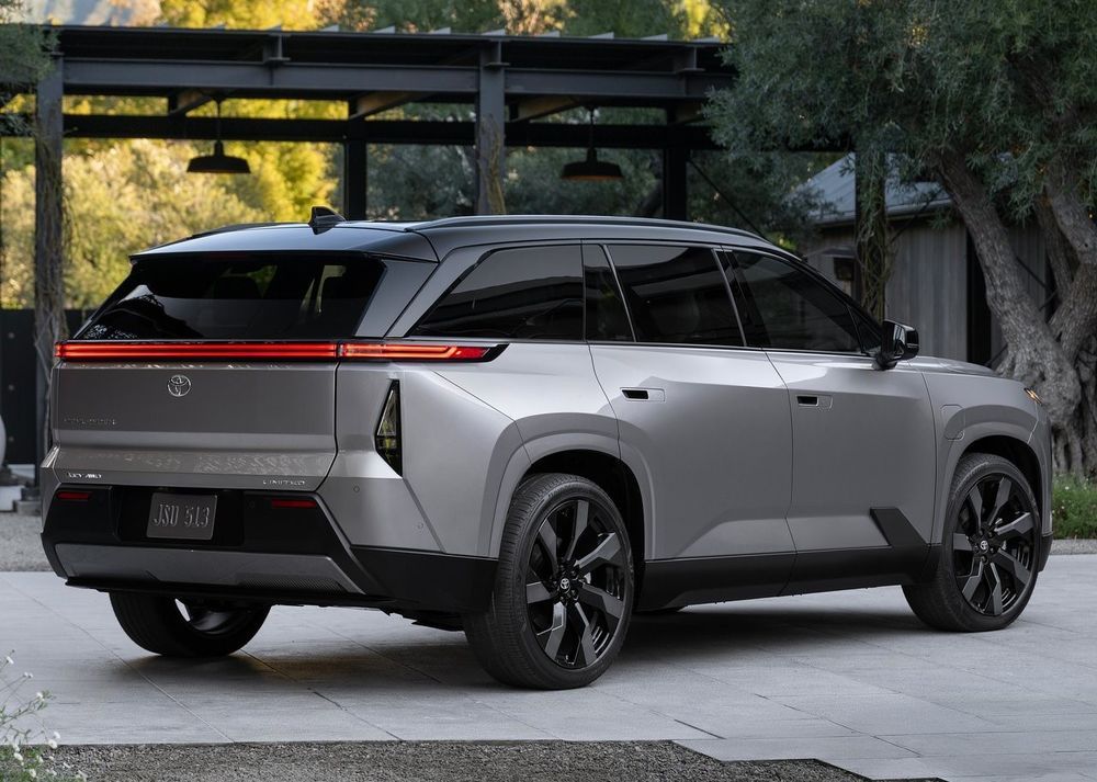 Toyota Highlander 2027 ด้านหลัง