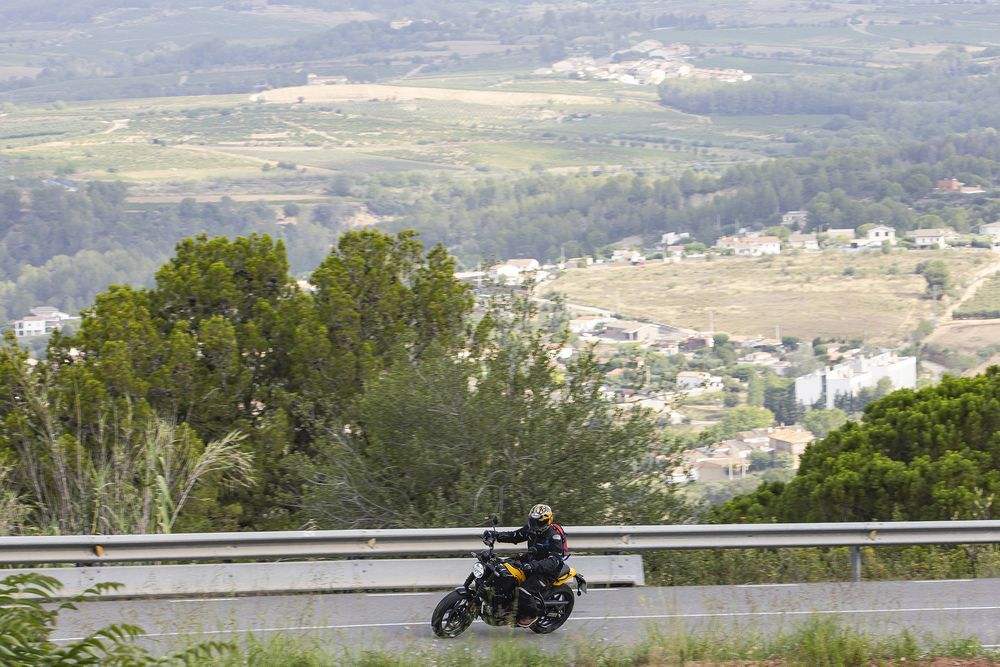 Royal Enfield Guerrilla 450 Riding