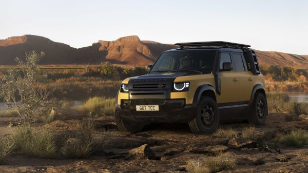 Land Rover Defender 110 Trophy Edition 2025 ด้านหน้า