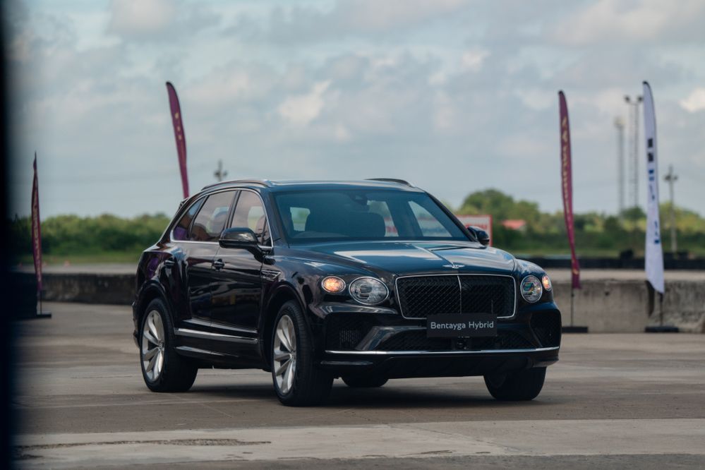 Bentayga Hybrid รุ่นปี 2025 สีดำ Onyx (1)