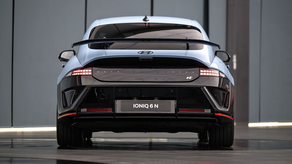 Hyundai Ioniq 6 N ปีกท้ายทรงคอหงส์ Swan-neck