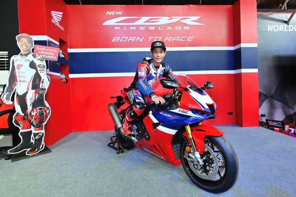 CBR1000RR-R Fireblade SP 2024 มีคนขี่