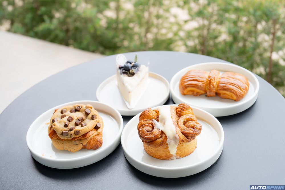 Le Crookie Chocolate Chunk, Butterfly Cinnamon Roll และ Pain Suisse Custard