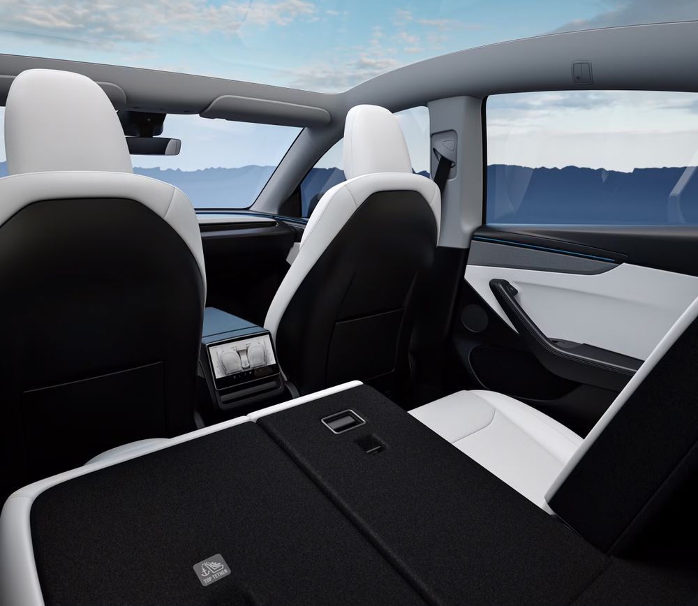 Tesla Model Y 2025 Interior