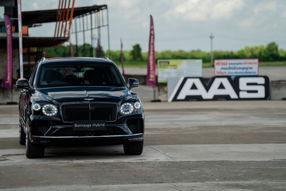 Bentayga Hybrid รุ่นปี 2025 สีดำ Onyx
