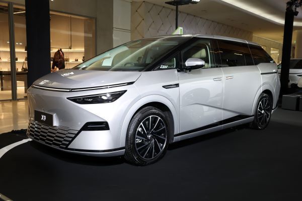 XPENG X9 Executive 2025 ภายนอก