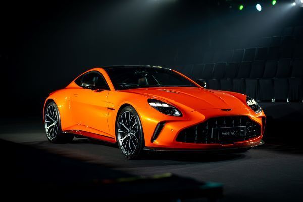 Aston Martin New Vantage 2025 ด้านหน้า-ด้านข้าง