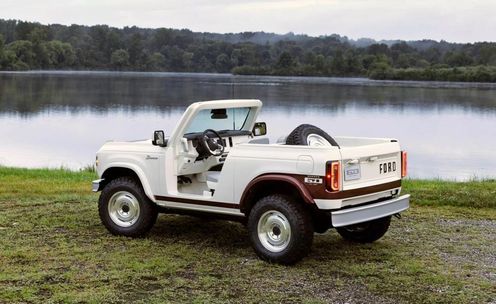 Ford Bronco Roadster ด้านหลัง