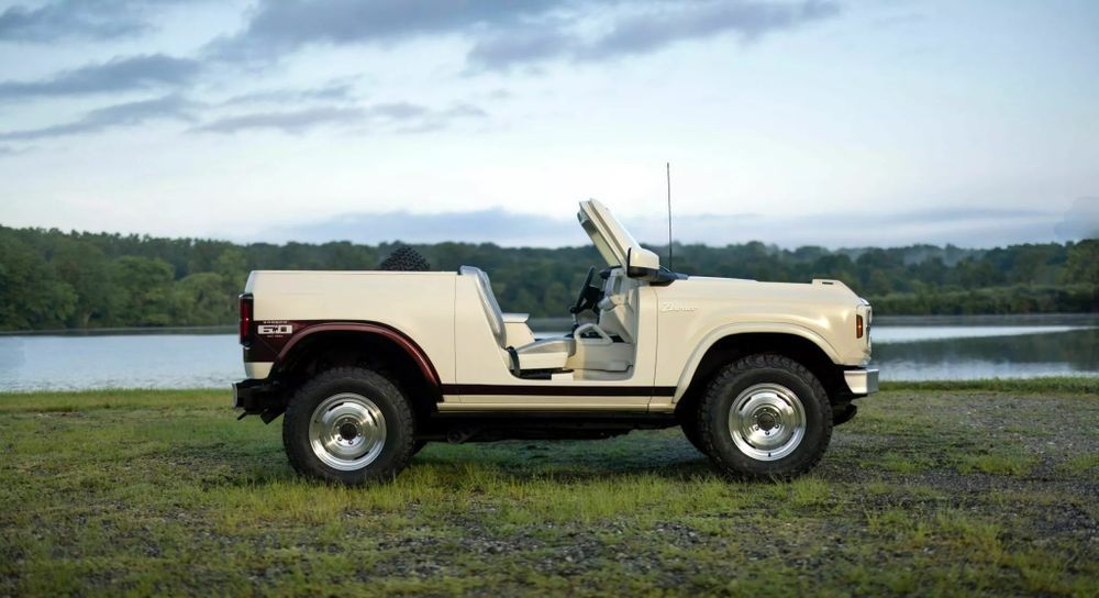 Ford Bronco Roadster ด้านข้าง