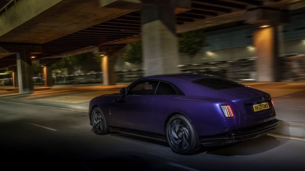 Rolls-Royce Black Badge Spectre 2025 ด้านท้าย