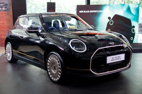 MINI Black Edition E-Challenge รุ่นพิเศษเฉพาะ มินิ มิลเลนเนียม ออโต้