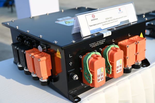 ชุดกล่องเชื่อมต่อแบตเตอรี่กำลังสูง รถบรรทุกหัวลากไฟฟ้า Dongfeng 4