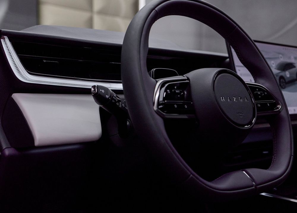 Mazda CX-6e พวงมาลัย