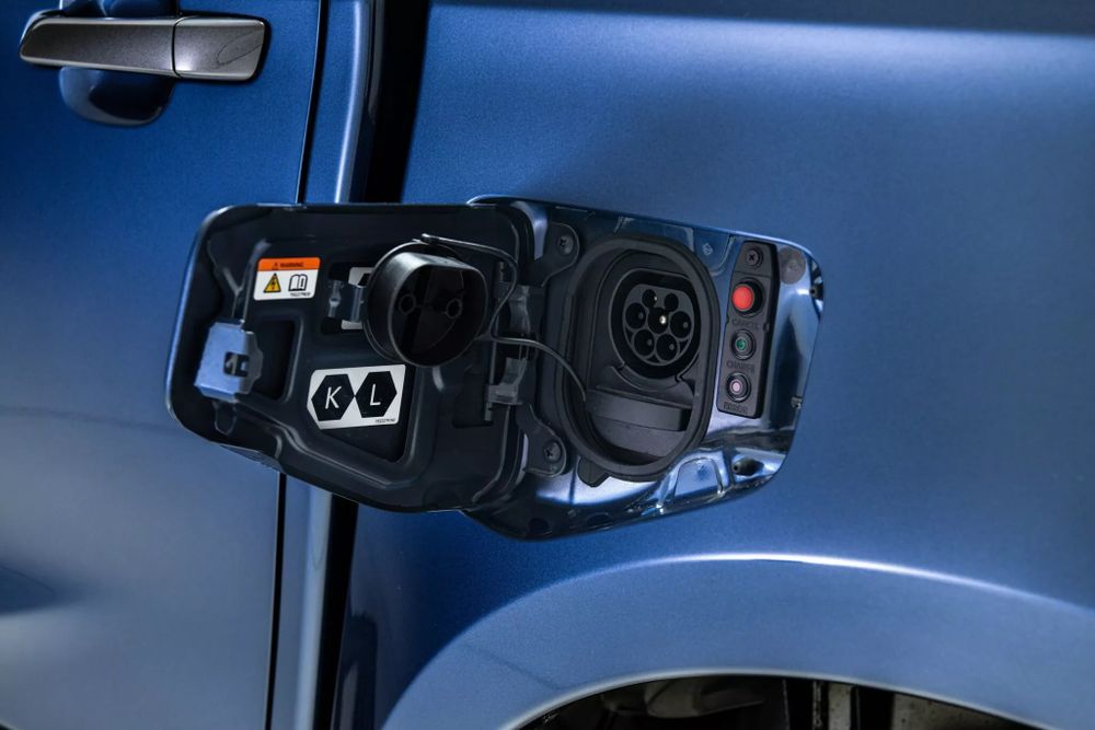 ISUZU D-Max EV ช่องชาร์จ