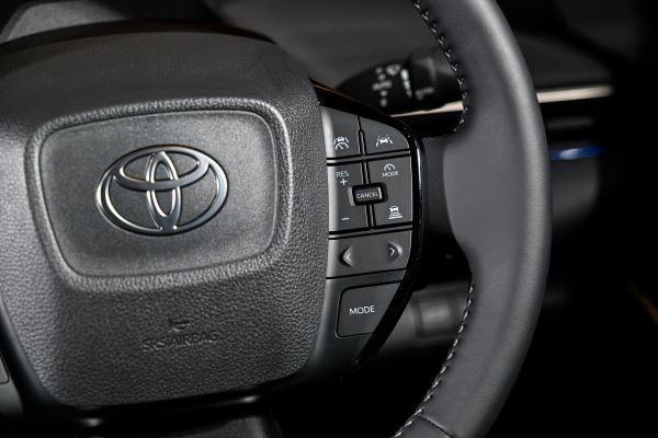 Toyota bZ4X 2025 พวงมาลัย