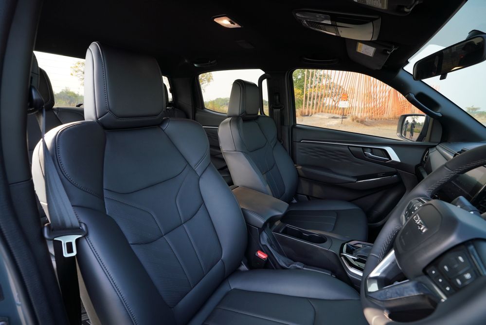 ISUZU V-CROSS 4X4 เครื่องยนต์ 2.2 Ddi MAXFORCE เบาะโดยสารตอนหน้า