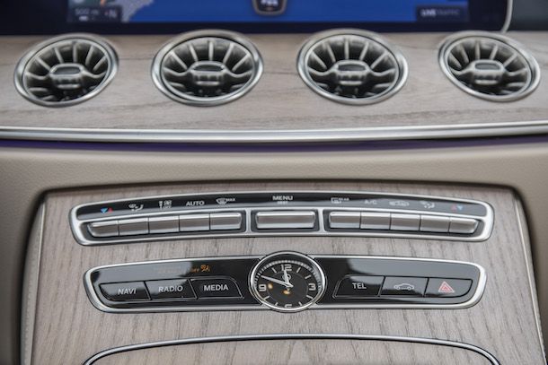 Mercedes-Benz E-Klasse Coupé, Press Test Drive Barcelona 2017, E 300 Coupé aragonitsilber, Leder Nappa, macchiatobeige/yachtblau, AMG Line, * E 300 Coupé Kraftstoffverbrauch kombiniert: 6,4 l/100 km, CO2-Emissionen kombiniert: 147 g/km. Mercedes-Benz E-Klasse Coupé, Press Test Drive Barcelona 2017, E 300 Coupé, aragonite silver, Nappa leather macchiato beige/yacht blue, AMG Line, Fuel consumption combined: 6.4 l/100 km, Combined CO2 emissions: 147 g/km.