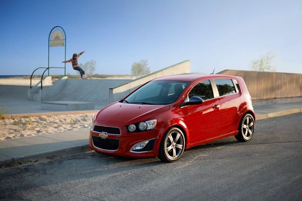 https://img.icarcdn.com/autospinn/body/2014-Chevrolet-SonicRS-12.jpg