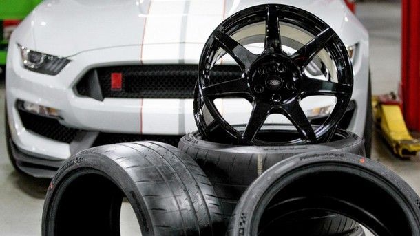 2015-581915ford-shelby-gt350r-mustang-carbon-fiber-wheels1