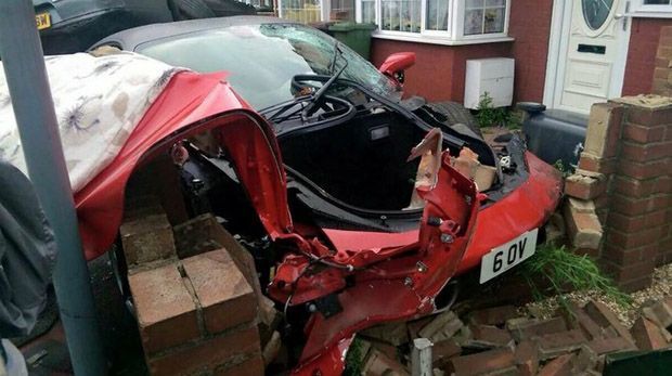 https://img.icarcdn.com/autospinn/body/2015-FerrariWreck-01.jpg