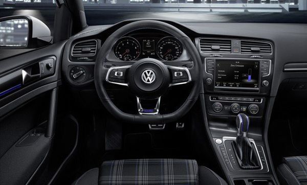 https://img.icarcdn.com/autospinn/body/2015-Volkswagen-Golf-GTE-MAIN-00003.jpg