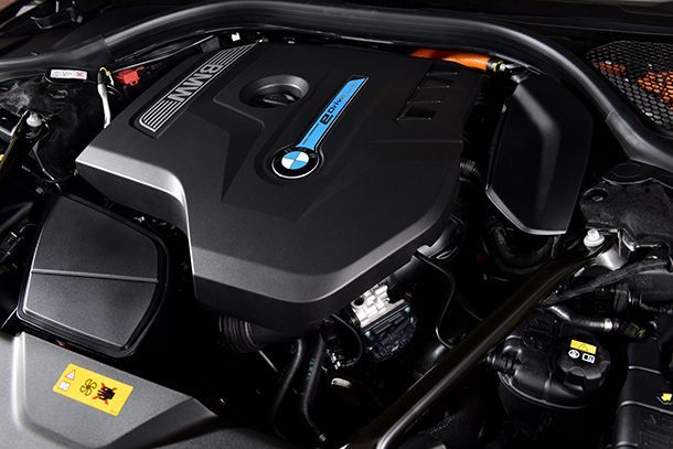 https://img.icarcdn.com/autospinn/body/BMW-740Le-xDrive-Pure-Excellence-16.jpg