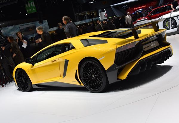 https://img.icarcdn.com/autospinn/body/Lamborghini-Aventador-SV-2.jpg